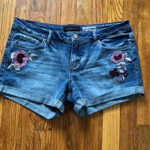 EMBROIDERED JEAN SHORTS